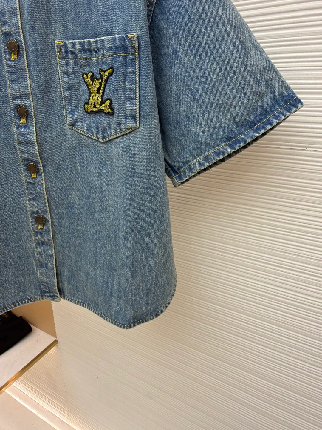 LOUIS VUITTON rope embroidered denim jacket ●Authentic product: purchased and developed for 10999 ●Item number: 1680835-A95 ●Fabric: denim fabric ●Technology: embroidery production ●Version: fitted version ●Weight: about 585 grams ●Size: 34-36-38 ●Description: The fabric is made of YB customized denim fabric, with straw rope embroidery design on the chest. The overall alignment is straight and delicate, the fabric is comfortable and soft, and the color is consistent without color difference. It can be matched with the same style to create a fashionable look and control various occasions. Customized accessories, complete with three standards, same style for men and women!